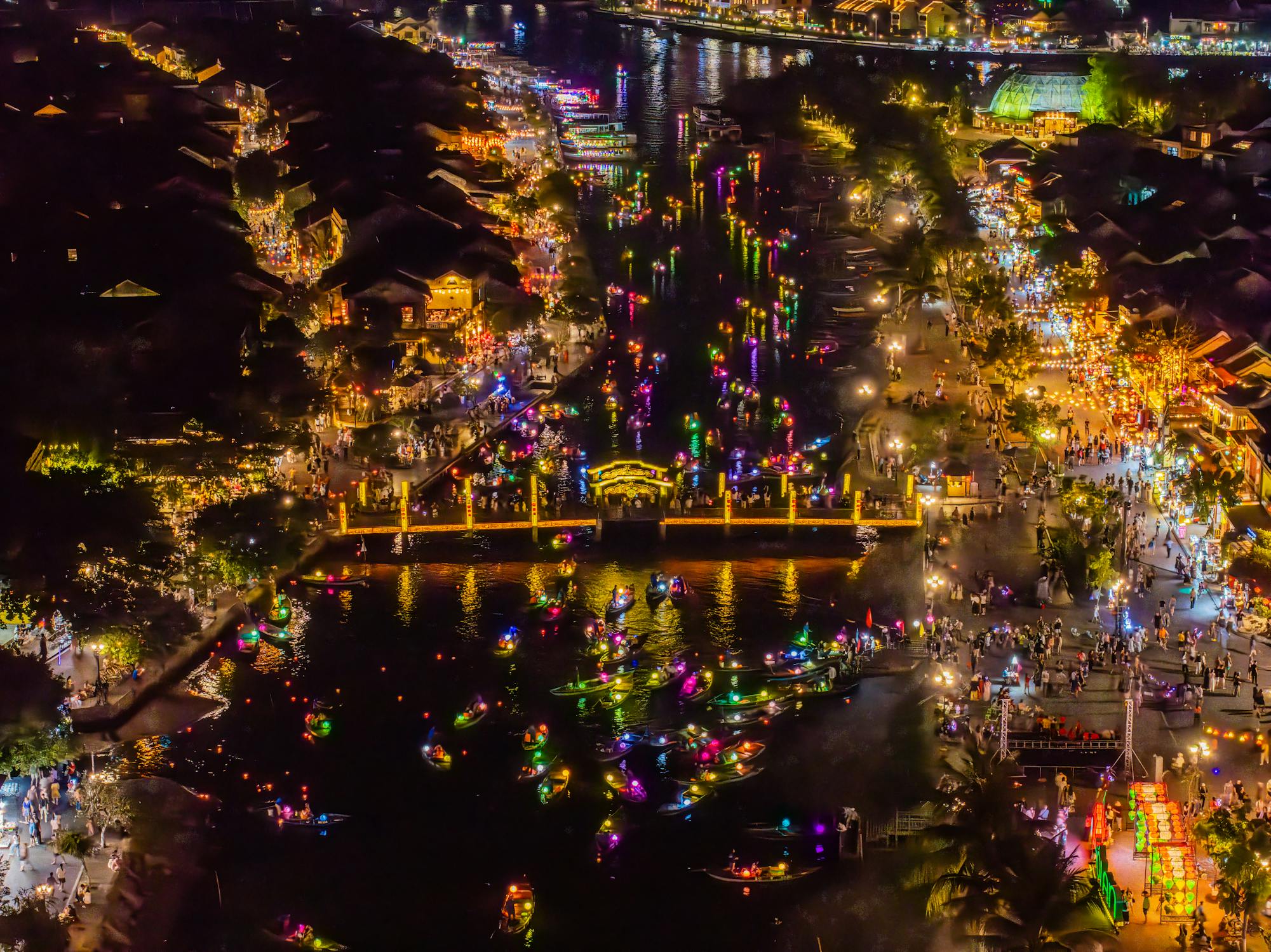 Colorful HoiAn, VietNam, boats with colorful lanterns on the river at night ©pexels